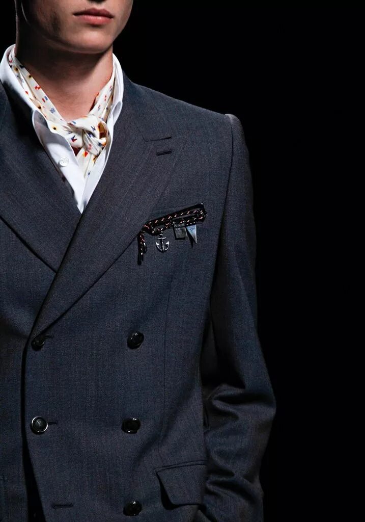 Пиджак Louis Vuitton мужской. Брошь на лацкан мужского пиджака. Мужская брошь на пиджак. Украшения для пиджака мужского.