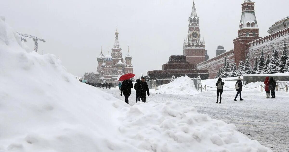 Зима в Москве. Красная площадь в снегу. Снег в Москве. Снегопад на красной площади. Москва какой будет зима