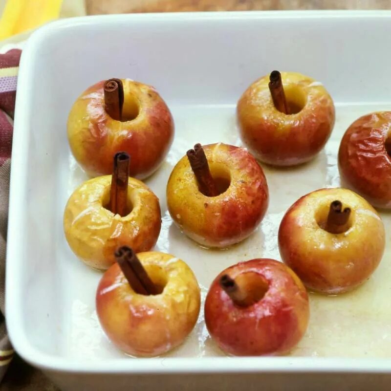 Можно печеные. Печеные яблоки. Яблоки в духовке. Красивые блюда из яблок. Яблоки печеные сладкие.