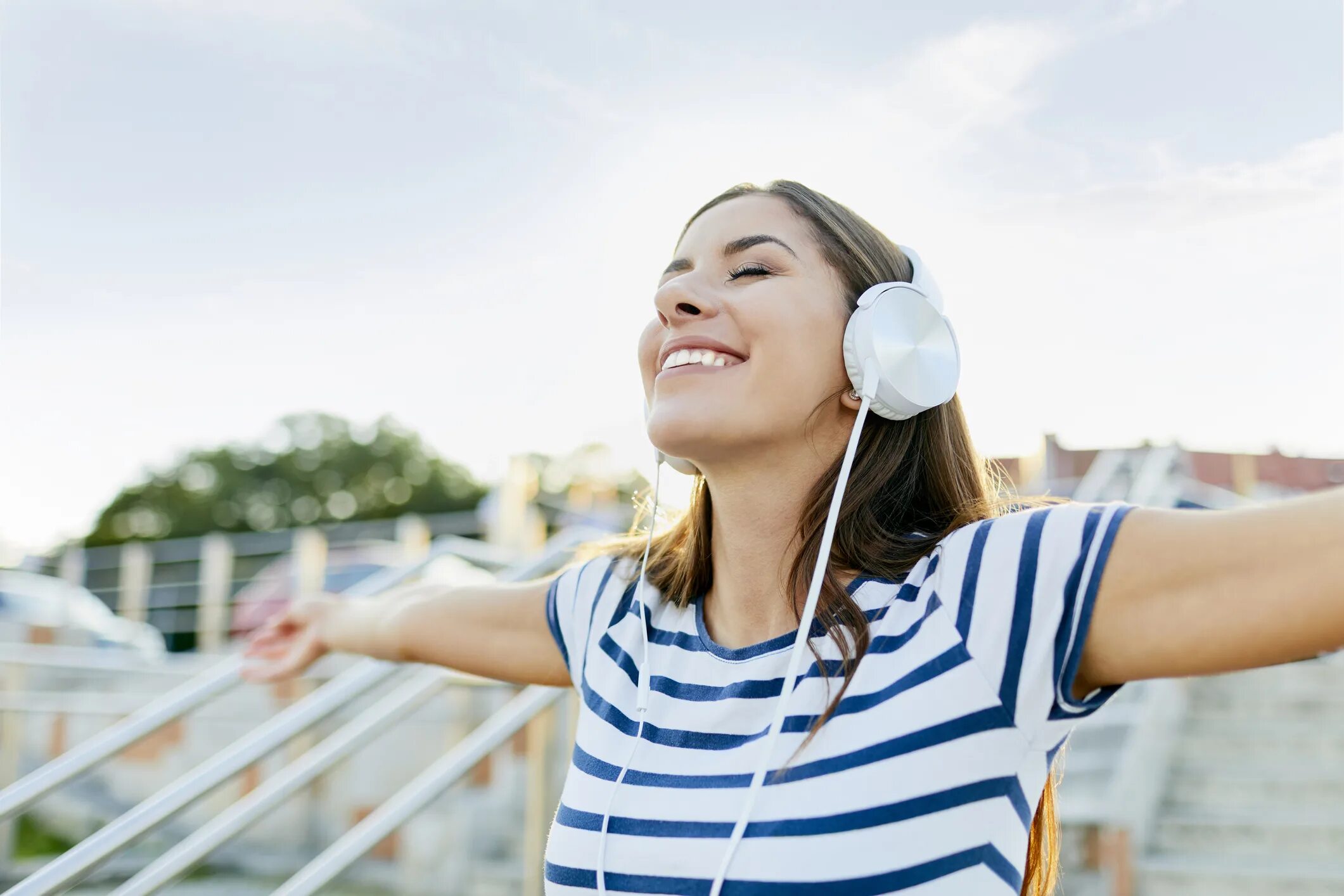 Аудирование. Наушники на человеке. Слушать music be. Человек с наушниками. Наушники на человеке.