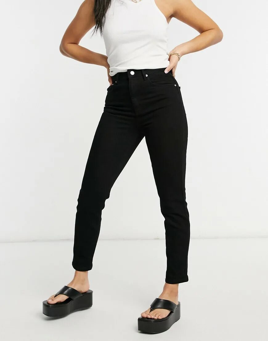 Черные бойфренды. Черные узкие джинсы. Узкие черные джинсы с завышенной талией. Джинсы с высокой талией женские черные узкие. Черные джинсы слим.