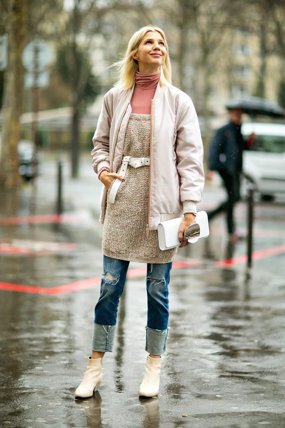 светлые ботинки образы. казаки обувь стрит стайл. образы с бежевыми сапогами. светлые ботильоны в образе. луки с бежевой косухой.