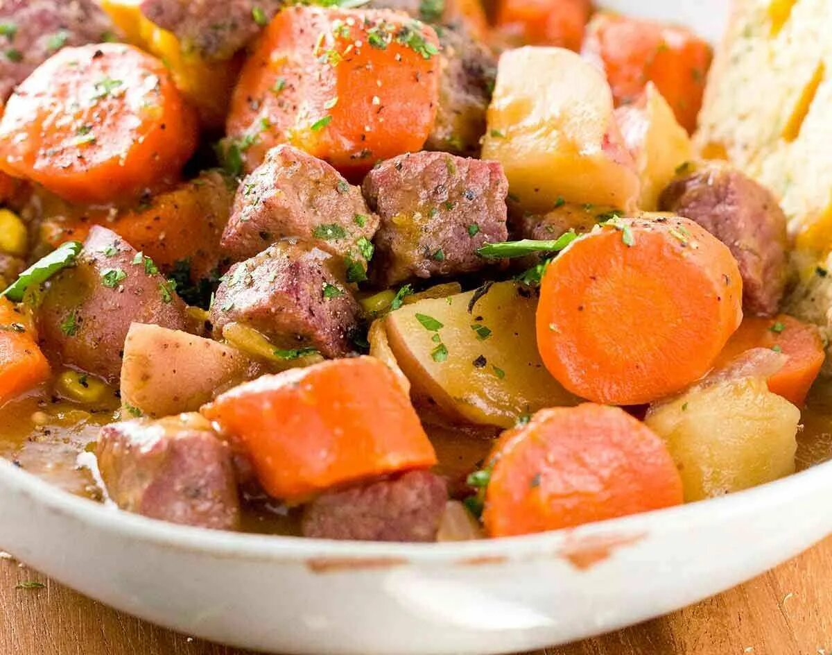 Блюдо с картошкой и овощами