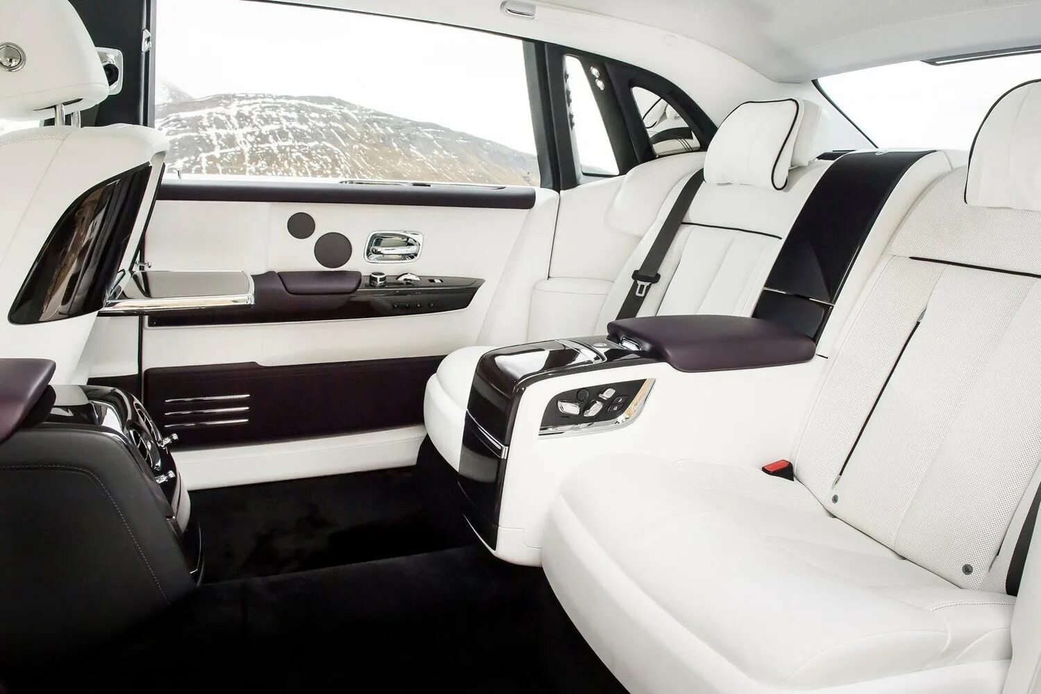 внедорожник rolls-royce cullinan. роллс ройс салон. роллс ройс кабриолет 2016. роллс ройс фантом 2020 салон. Rolls-royce phantom drophead coupe салон.