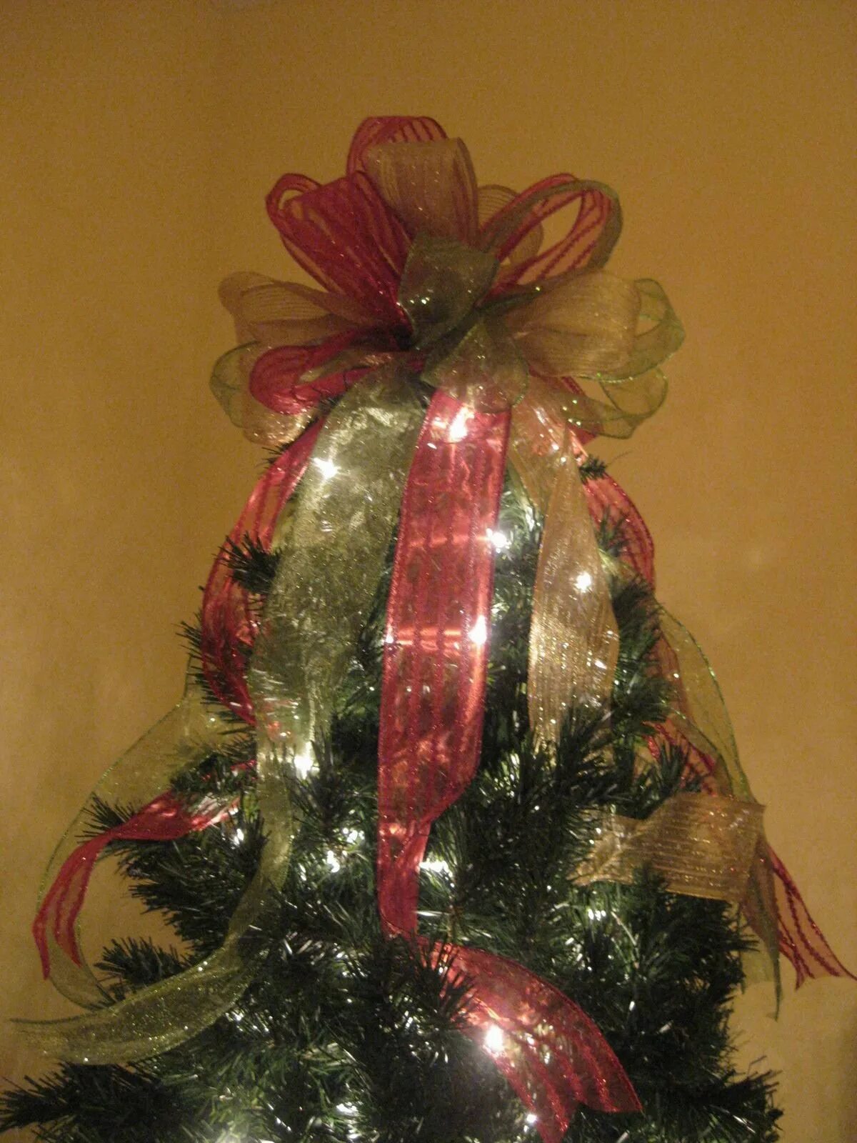 Украсить верхушку елки своими. Верхушка для елки из ленты. Бантики на елку. Большой бант на елку макушку. Бант на верхушку елки.