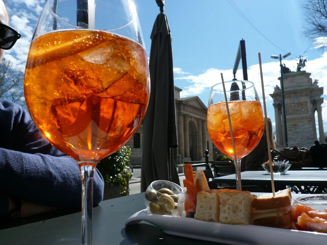 Мандариновый Апероль. Aperol Spritz коктейль. Апероль шприц Венеция. Итальянский Апероль шприц. Итальянский апероль