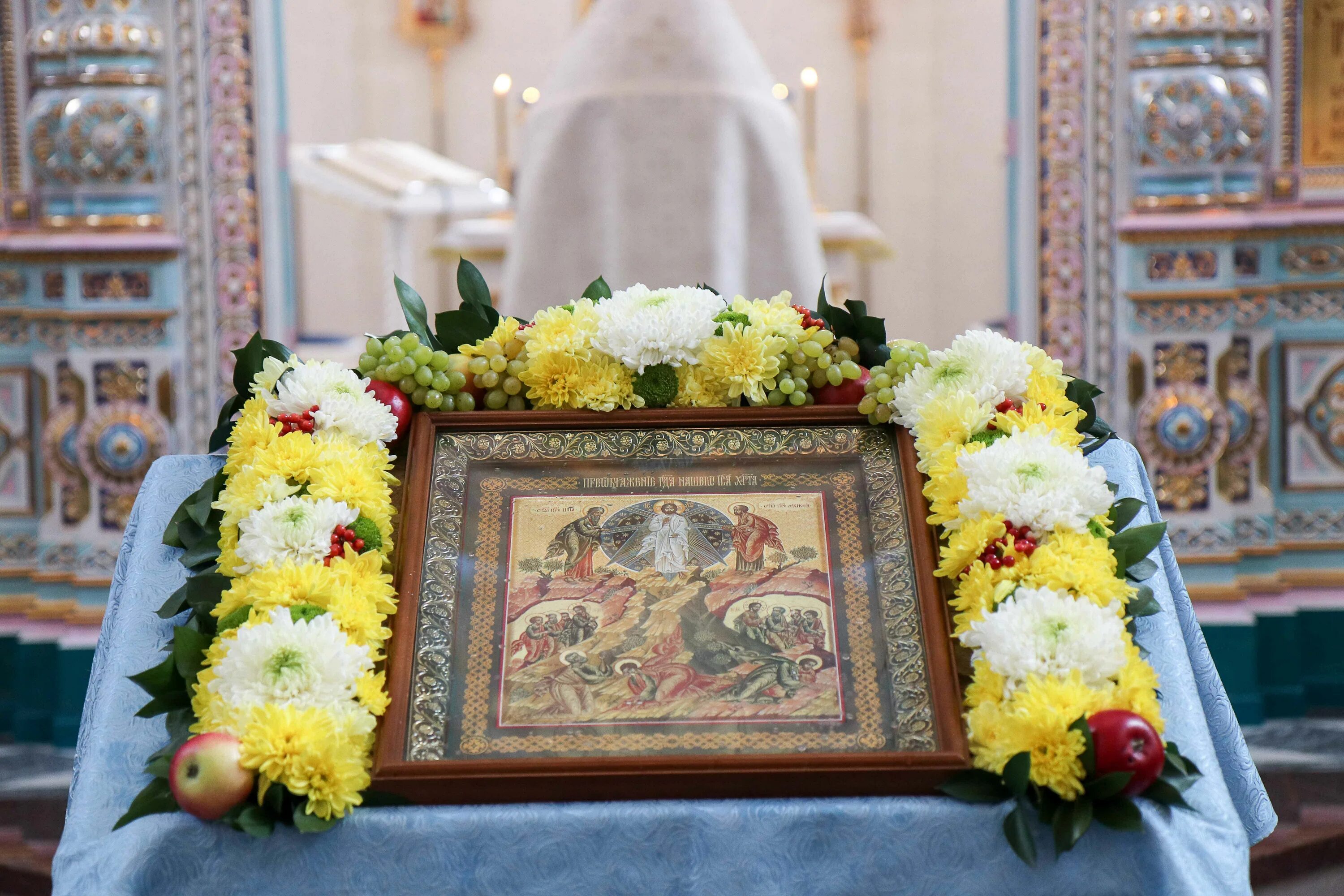 храмовая флористика на сретение господне. флористика в храме украшение цветами. храмовая флористика икона апостолов. вознесение господне флористика храмовая. украшение икон живыми.