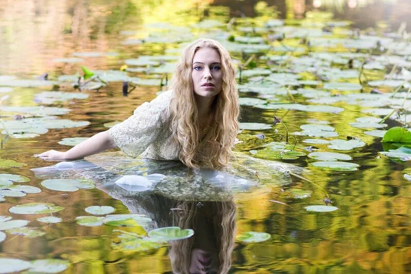 Болотная девушка. Мавка Славянская Русалка. Русалка по пояс в воде. Фотосессия в болоте. Фотосессия в кувшинках.