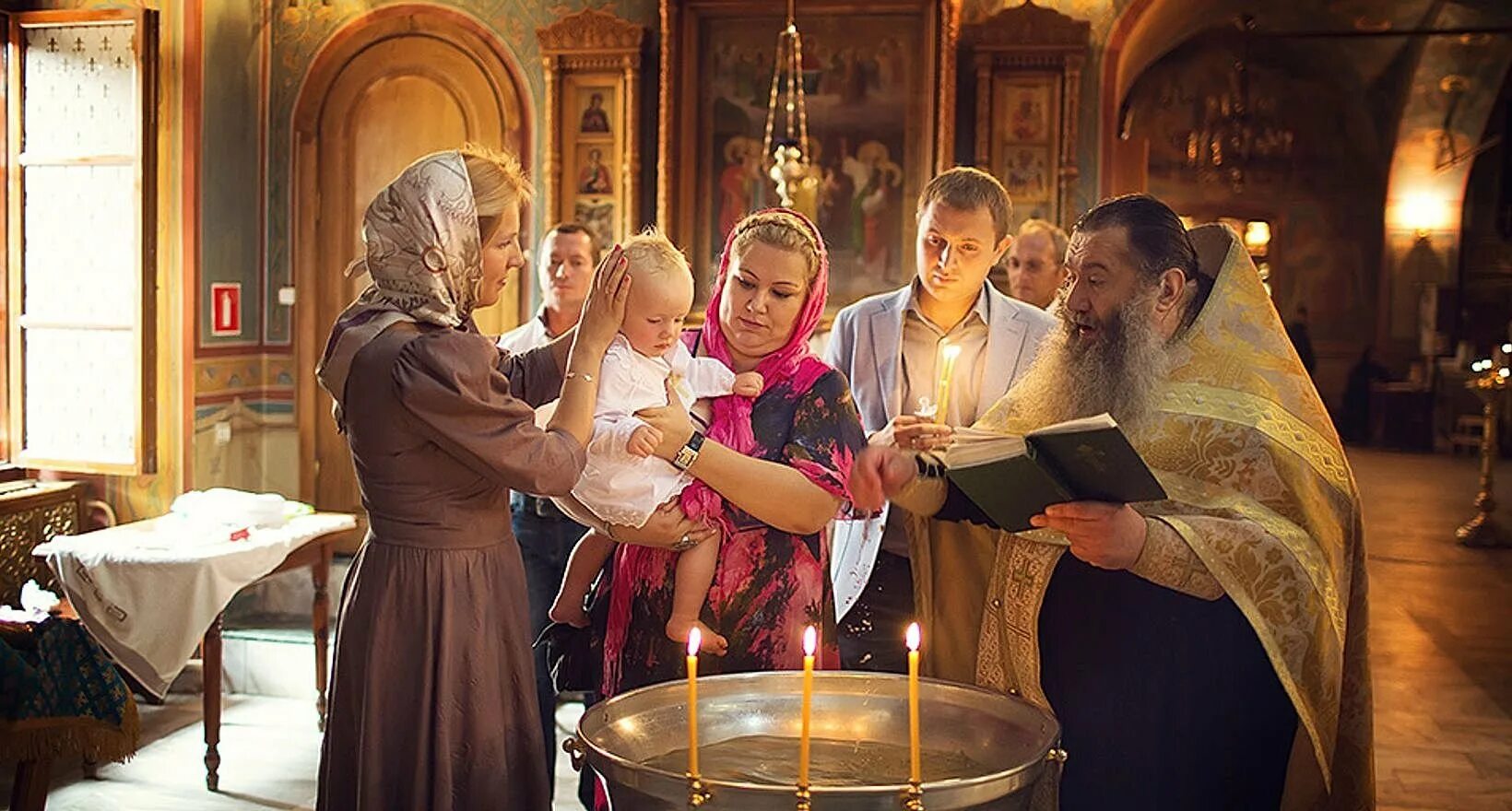 Могут быть родственниками крестные. Крещение в церкви. Фотосессия крестин в храме. Крещение ребенка. Крещение ребенка в храме.