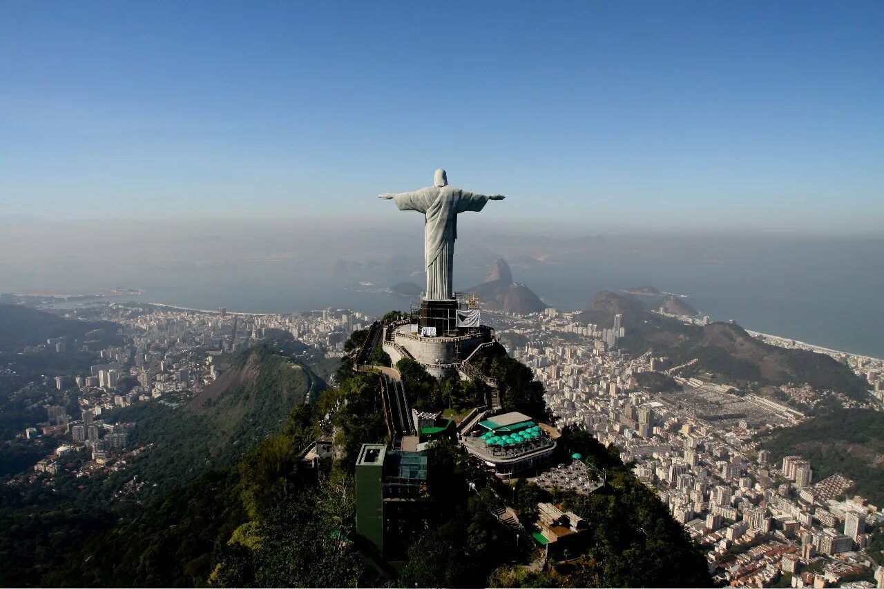 Памятники бразилии. Статуя Христа-Искупителя Рио-де-Жанейро. Христос Искупитель Рио де Жанейро. Статуя Иисуса в Рио де Жанейро. Татуя Христа-Искупителя в Рио-де-жане.