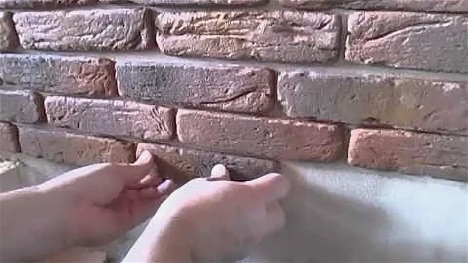 Клеим декоративный гипсовый камень. Укладка декоративной гипсовой плитки. Укладка декоративного камня на стену. Укладка искусственного камня на деревянную поверхность. Искусственный камень из гипса.