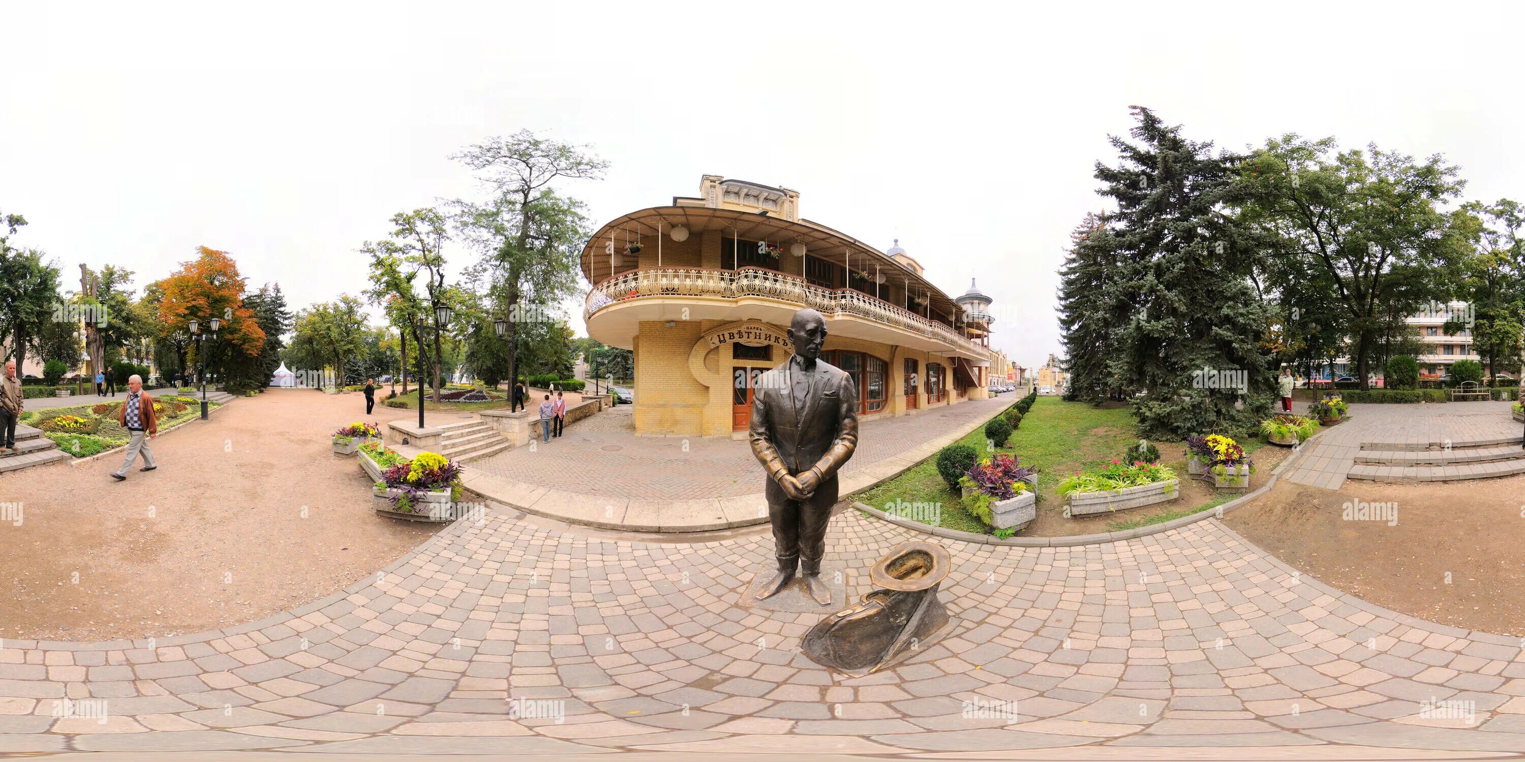 Памятник Кисе у кофейни Гукасова в Пятигорске. Пятигорск панорама. Пятигорск достопримечательности панорама. Пятигорск цветник киса.