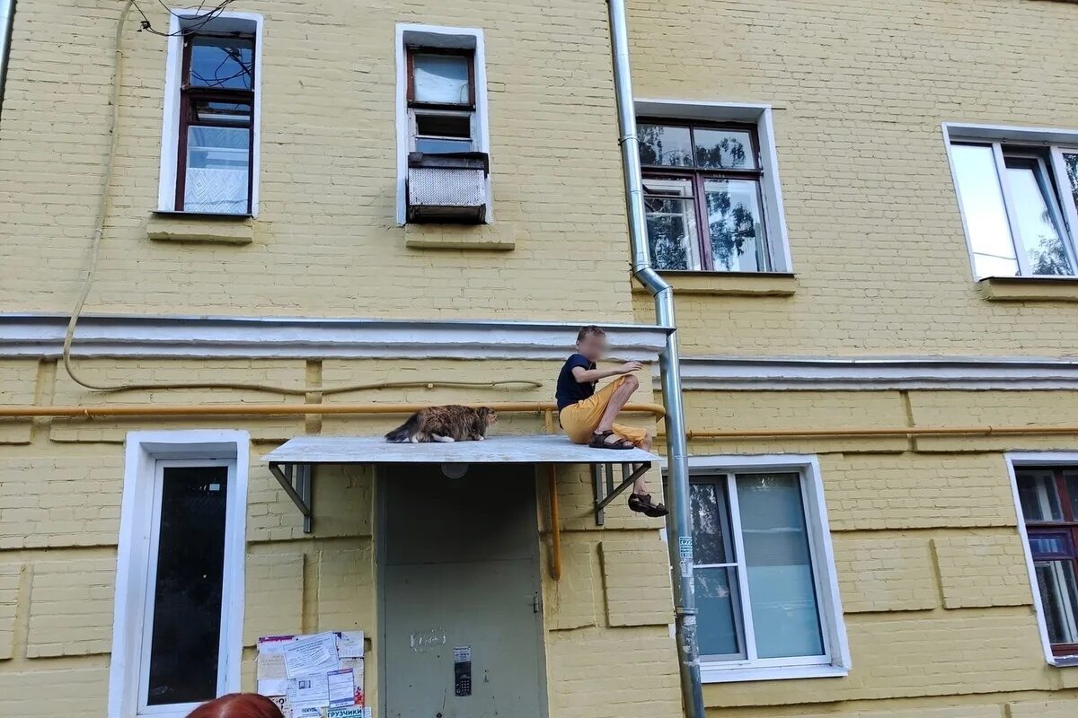 Козырек подъезда зимой с лампочкой. Навесы над подъездом жилого дома. Под козырьком стою ты не пришел очень. Под козырек. Острые козырьки цитаты томаса шелби.