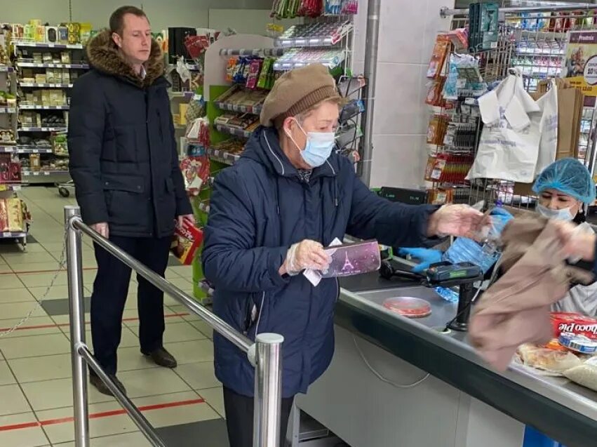 Без маски в магазине. Рейды в магазинах. Без маски в магазине. Без маски в магазине. Продавец в супермаркете.