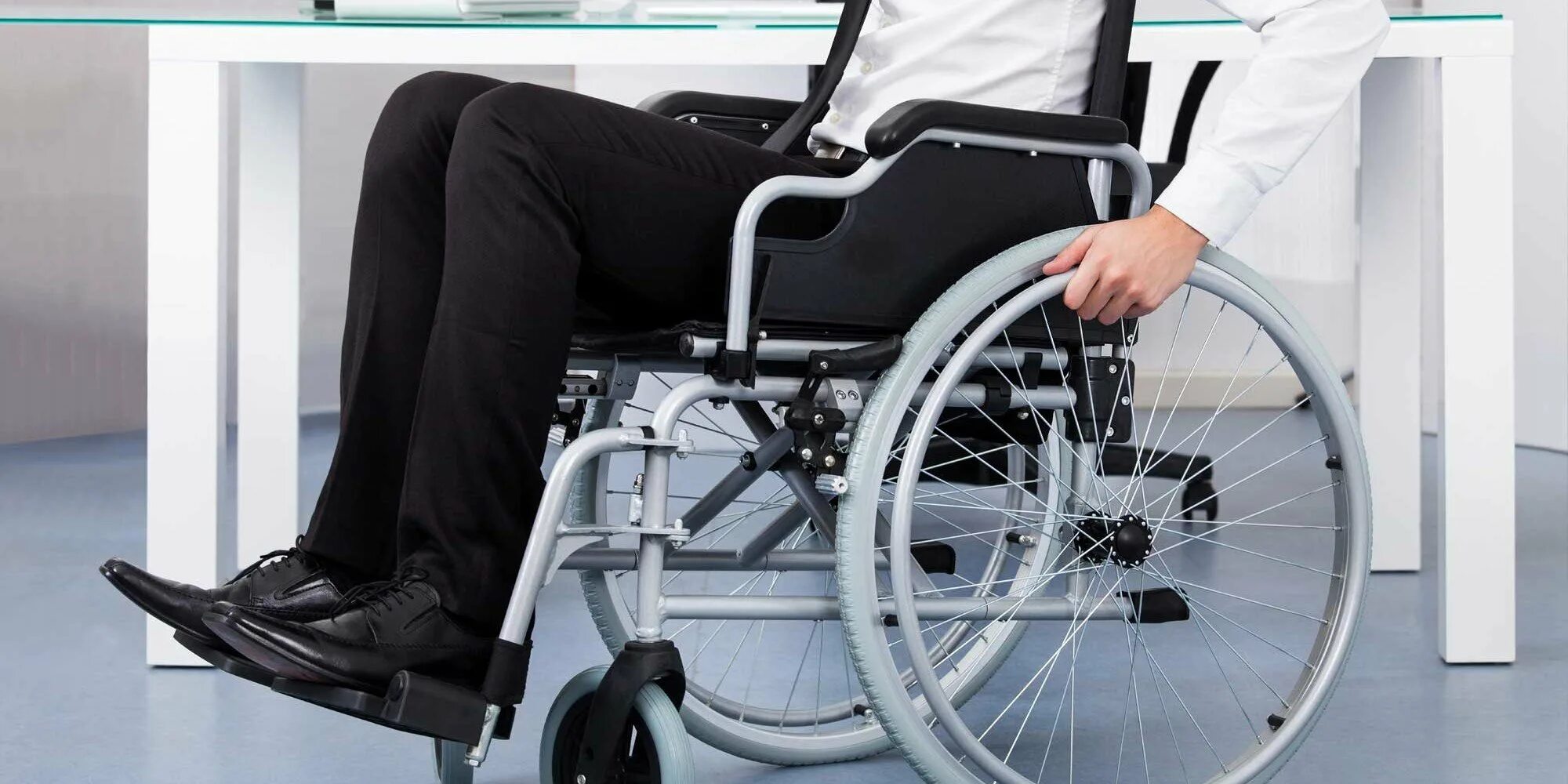 Счастливые инвалиды. Стойка регистрации для инвалидов. Мобильность фото. Люди с ограниченной подвижностью. Люди с ограниченной подвижностью.