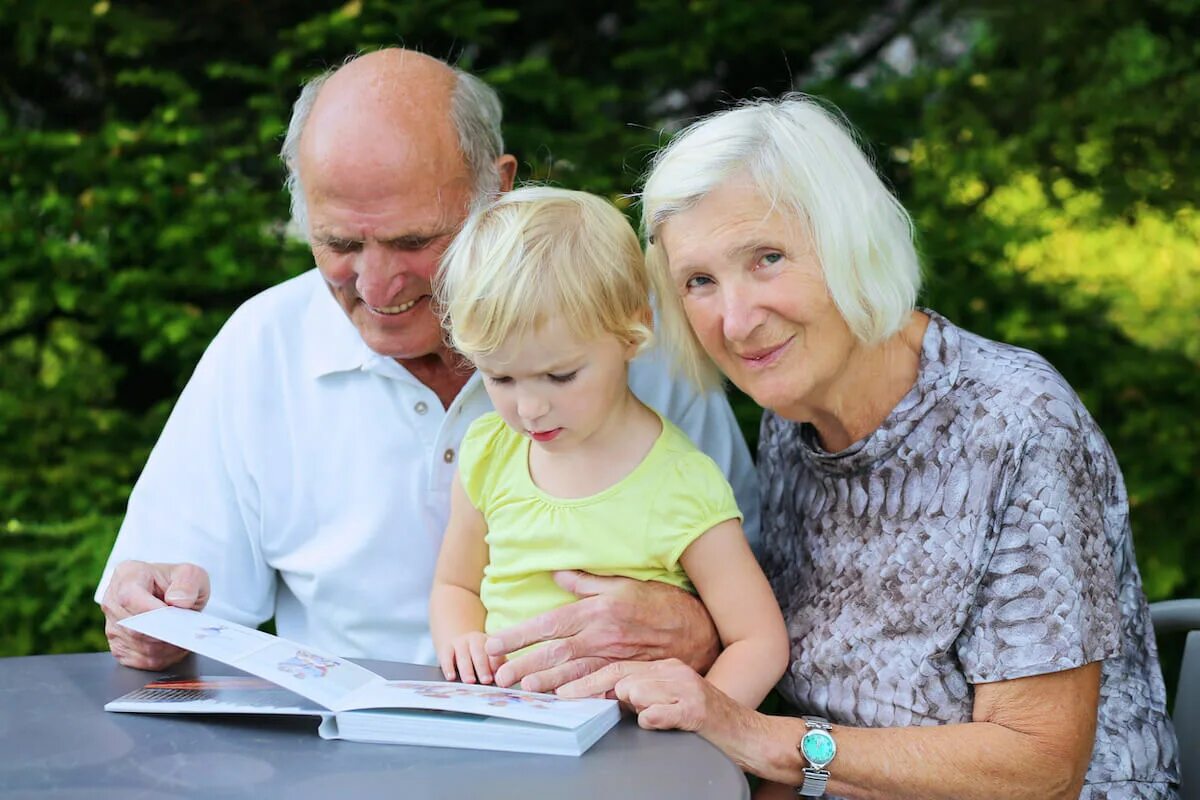 Do your grandparents. Бабушка и дедушка. Бабушка дедушка и внуки. Бабушка и дедушка с внуком. Дедушка с внуками.