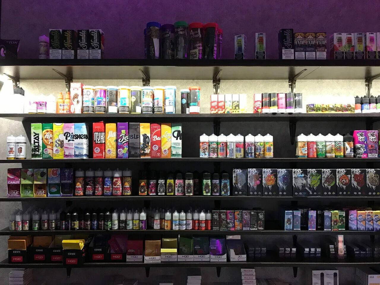 школьникам о вреде электронных сигарет. тирет реклама. парень курит электронную сигарету. вейпы дым. вайп картинки.