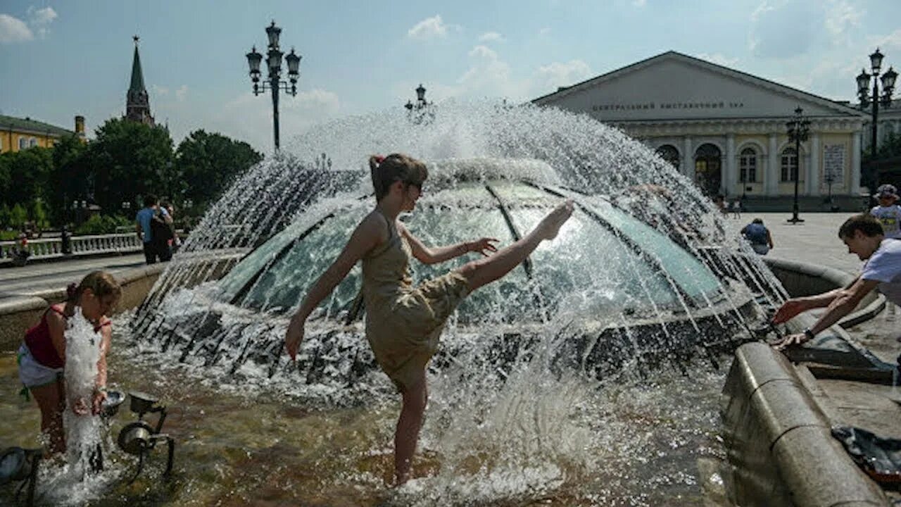 Жара фонтан. Летние купания в фонтане. Люди у фонтана. Жара в Москве. Полностью на 10 дней