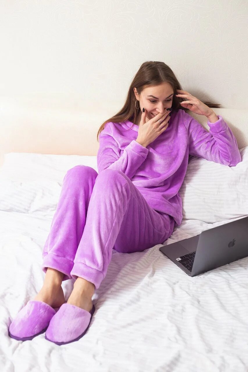Прийти в пижаме. Сиреневая пижама. Фиолетовая пижама женская. Теплый домашний костюм. Девушка в пижаме.