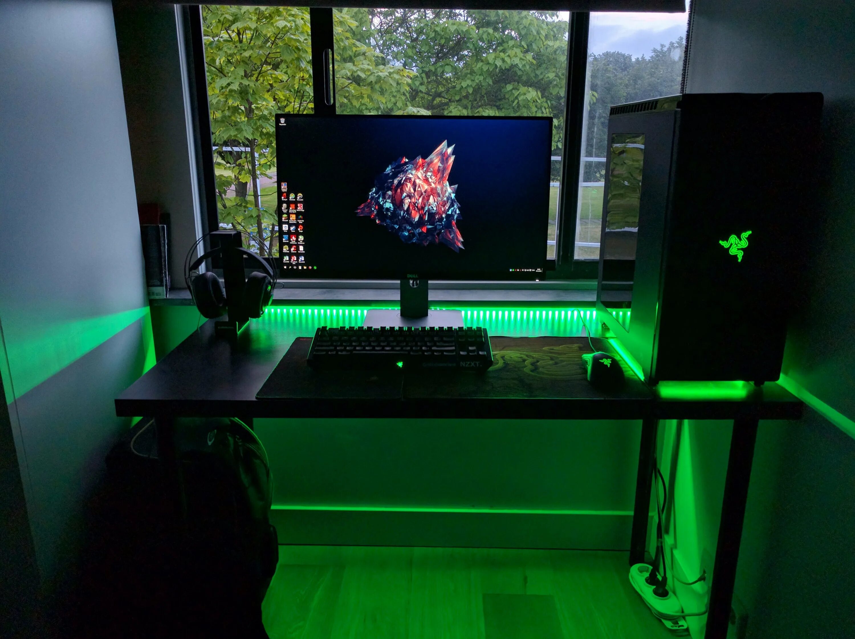 Razer setup. Пк сетап 2019 razer. игровой стол razer. игровой компьютер рейзер игровой монитор razer. комната геймера razer.