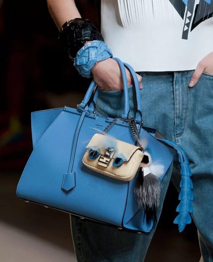 Какие сумки модные. Сумки фенди 2025. сумки тоут fendi 2025. тренды 2025 сумки фенди. сумка fendi 2019-2025.