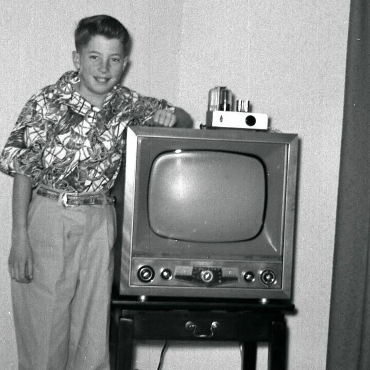 Телевидение картинки. Первые телевизоры в сша. Американский телевизор. Of tv one. Телевизор с сериалом.