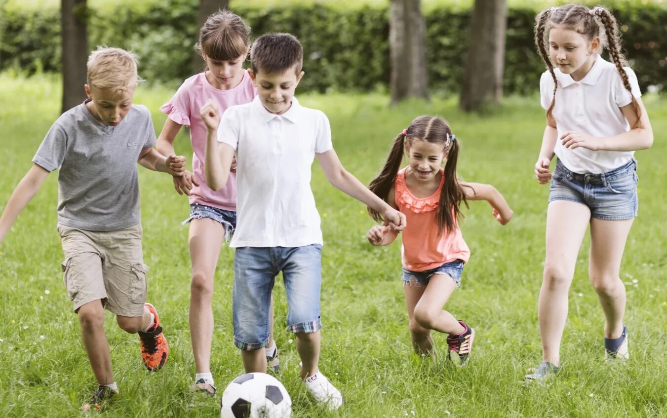 Спортивные дети. Играющие дети. Дети играют в футбол. Дети улицы. Игры на улице для детей 8 лет
