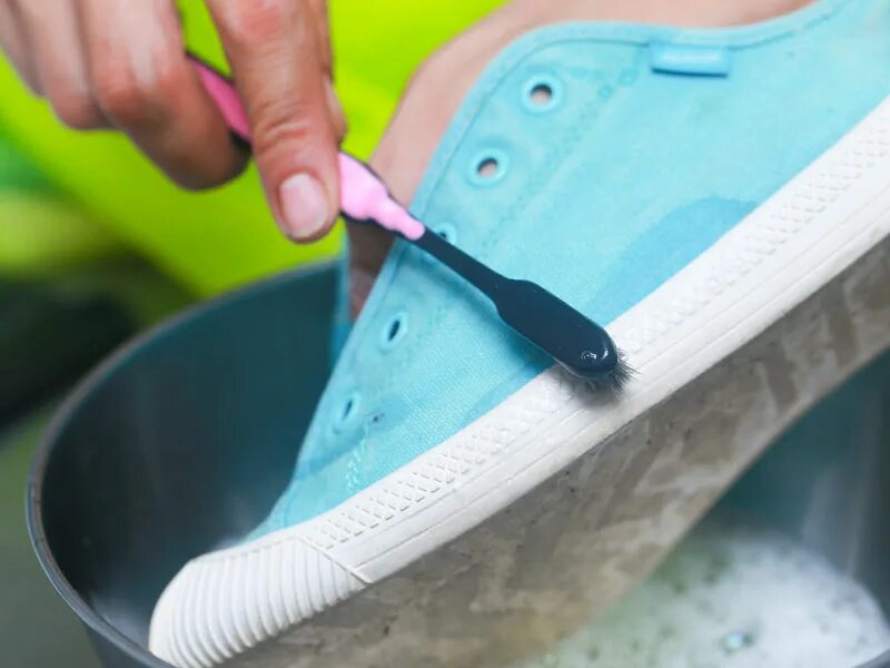 Помыть обувь. Sole fresh химчистка обуви. Обувь для песка. Химчистка кроссовок. Стирка белых кроссовок.