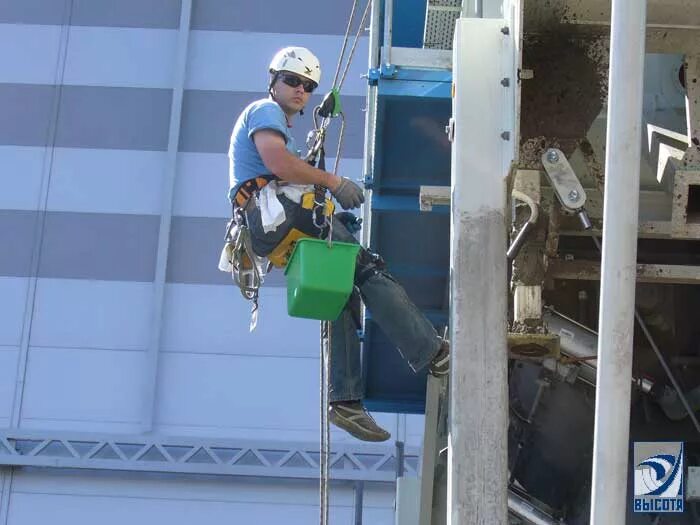 Выполнение верхолазных работ. Изолировщик альпинист. schlumberger промальп. верхолазные работы. приспособление для верхолазных работ.