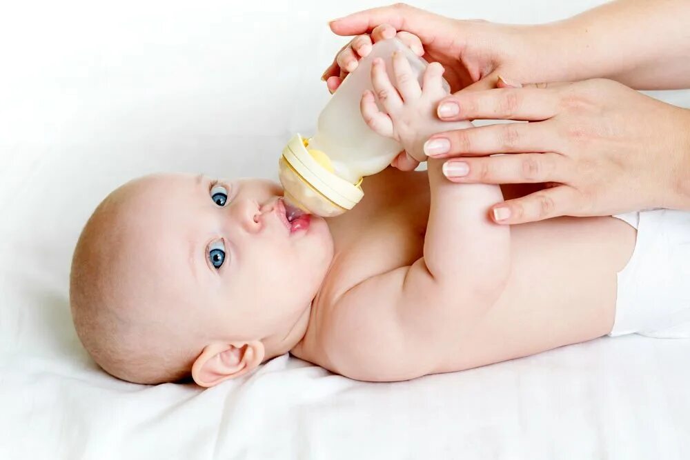 Съесть бутылочку. Малыш с бутылочкой. Грудничок. Малыш ест из бутылочки. Младенец кушает из бутылочки.