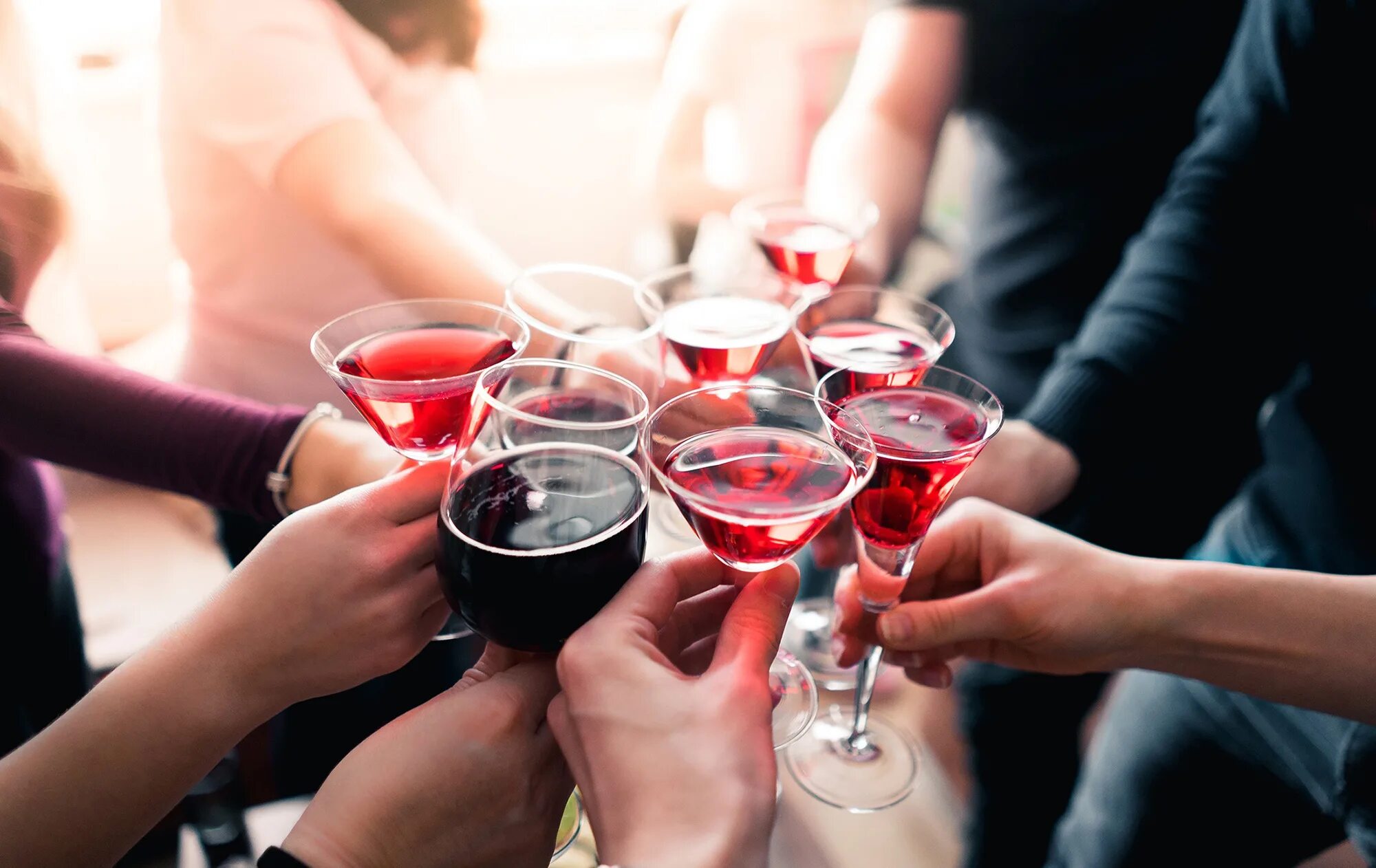 Поднимаю бокал. Застолье с друзьями. Рука с бокалом. Тусовка. Дегустация вин свидание.