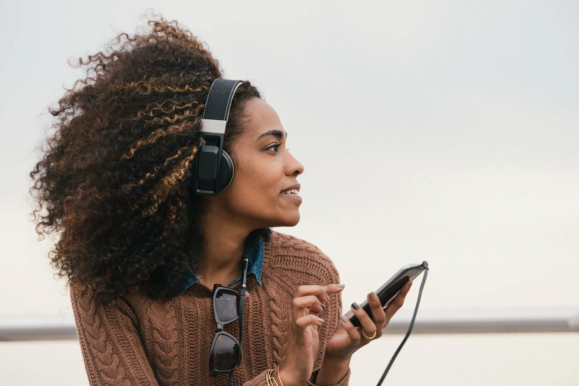 She listen to the radio. Чернокожая девушка наушники музыку. Listening Music. Listen to the Music. Человек слушающий подкасты.