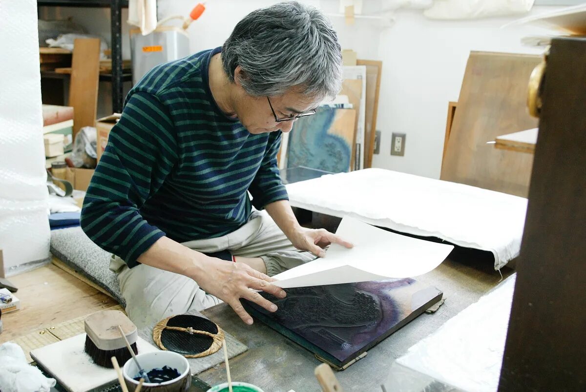 ксилография процесс. ксилография. линогравюра штамп. дерево гравюра. ксилография техника.