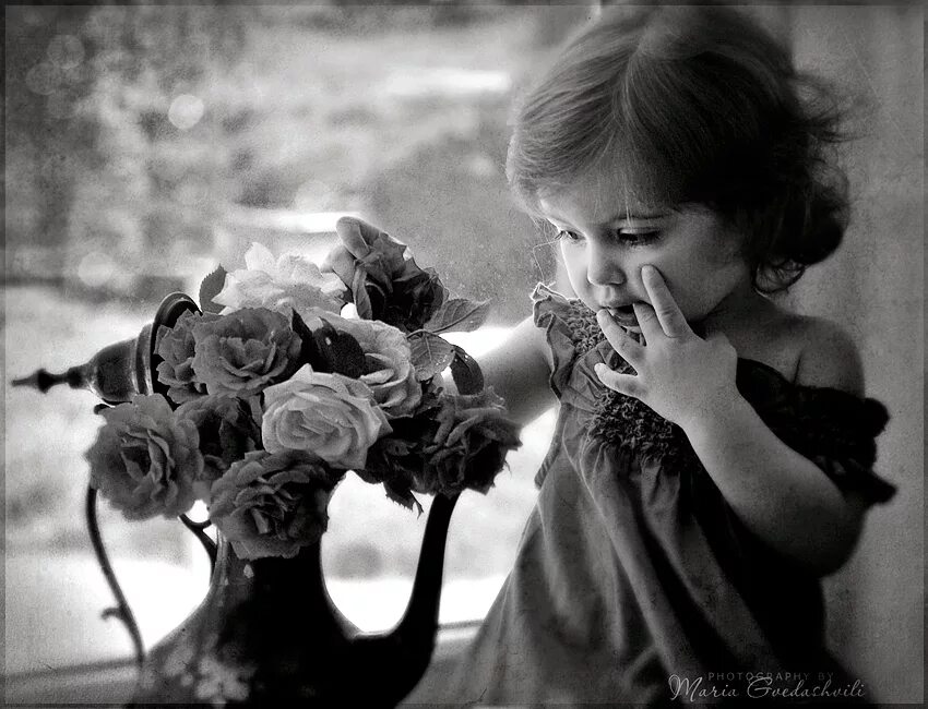 Воспоминания о детстве. Черненькая девочка с цветами. Маленькая девочка с цветами. Цветы черно белые для детей.
