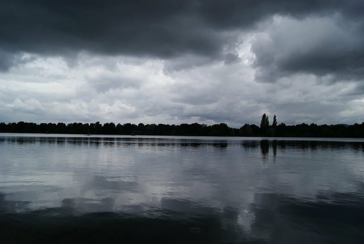 Озеро Ильмень шторм. Темное озеро. Пасмурная река. Мрачное озеро. Грустное озеро