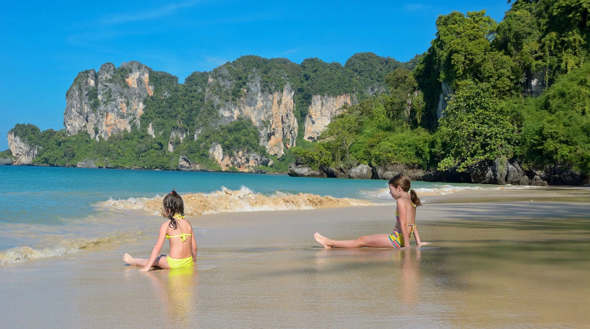Тайланд в июле стоит ли. Тайланд дети на море. Паттайя девушки на пляже. Пхукет пляж семья. Краби девушка пляж фото.