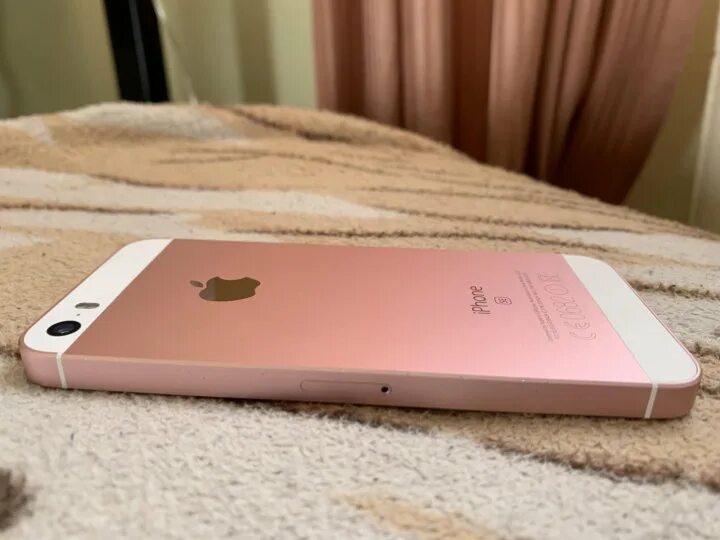 Apple se 2023 отзывы. Айфон 5се розовый. Айфон se 2023. Iphone se Pink. Айфон se розовое золото.