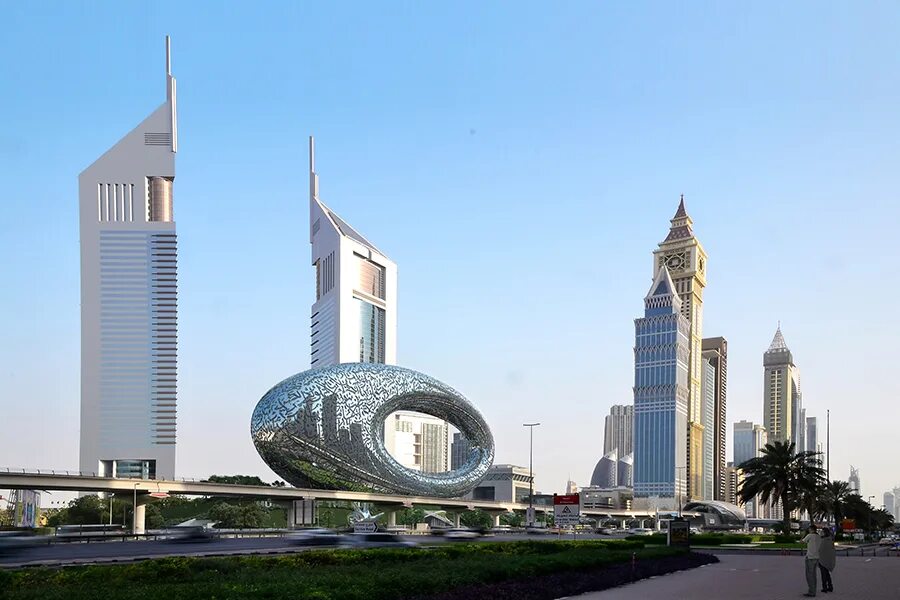 Дубай в будущем. ОАЭ музей будущего. Музей искусств в Дубае. Музей современности Дубай. Музей в Дубае в виде полумесяца.
