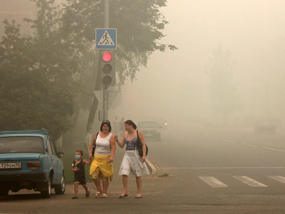 Летом будет аномальная жара. Смог в Москве 2010. Жара 2010 года в Москве смог. Лето 2010 жара в Москве смог. Лето 2010 года аномальная жара в Москве.