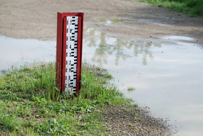 Замер уровня воды в реке. Измерение уровня воды. Рейка для замера уровня воды. Металлическая рейка для измерения уровня воды. Футшток для измерения уровня воды.