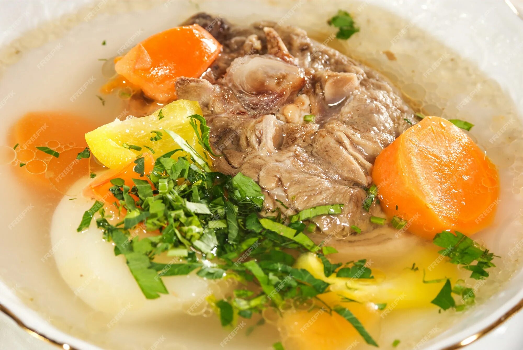 Мясной бульон. Бульон мясной с овощами. Мясной суп с овощами. Суп из индейки.