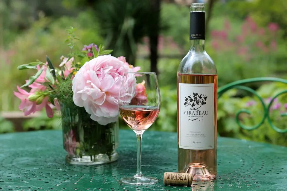 Сколько глав в шампанское и розы. Вино Роуз. Розовое вино. Розе вино. Розовое вино в бокале.