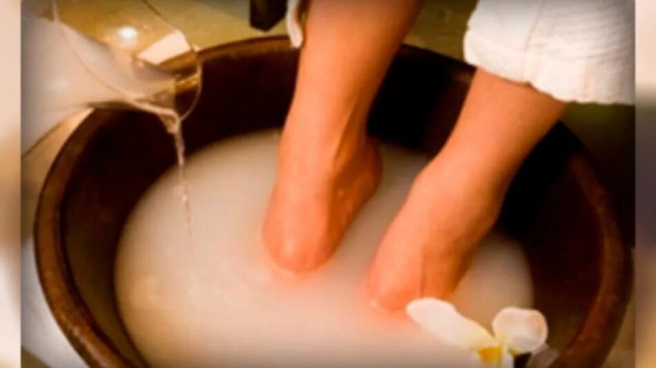 Течет вода из ноги. Грибок стопы ванночки для ног. Парить ноги с хозяйственным мылом. Попарить ноги с хозяйственным мылом.