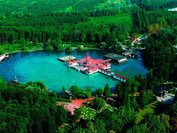 Озеро балатон. Балатон венгрия. Озеро балатон. Озеро хевиз (lake hévíz). Венгрия балатон термальные источники.