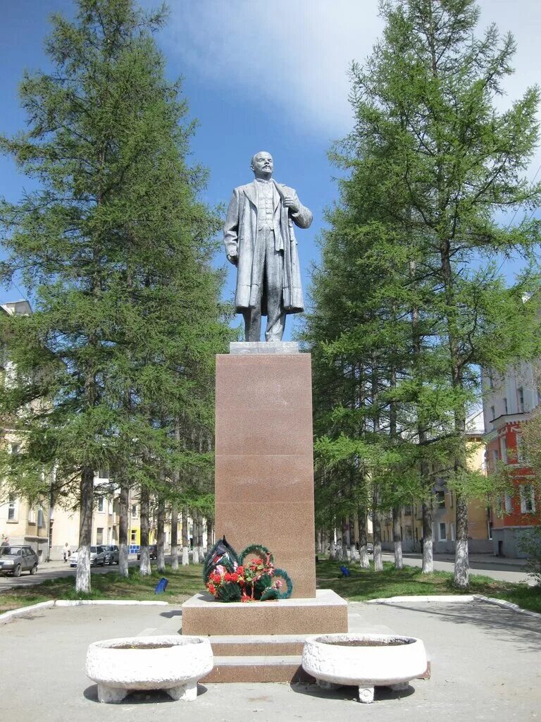 Монументы в Североуральск. Памятник Ленина Североуральск. Памятник Ленину Полевской Свердловская область. Достопримечательности города Североуральска. Площадь североуральска