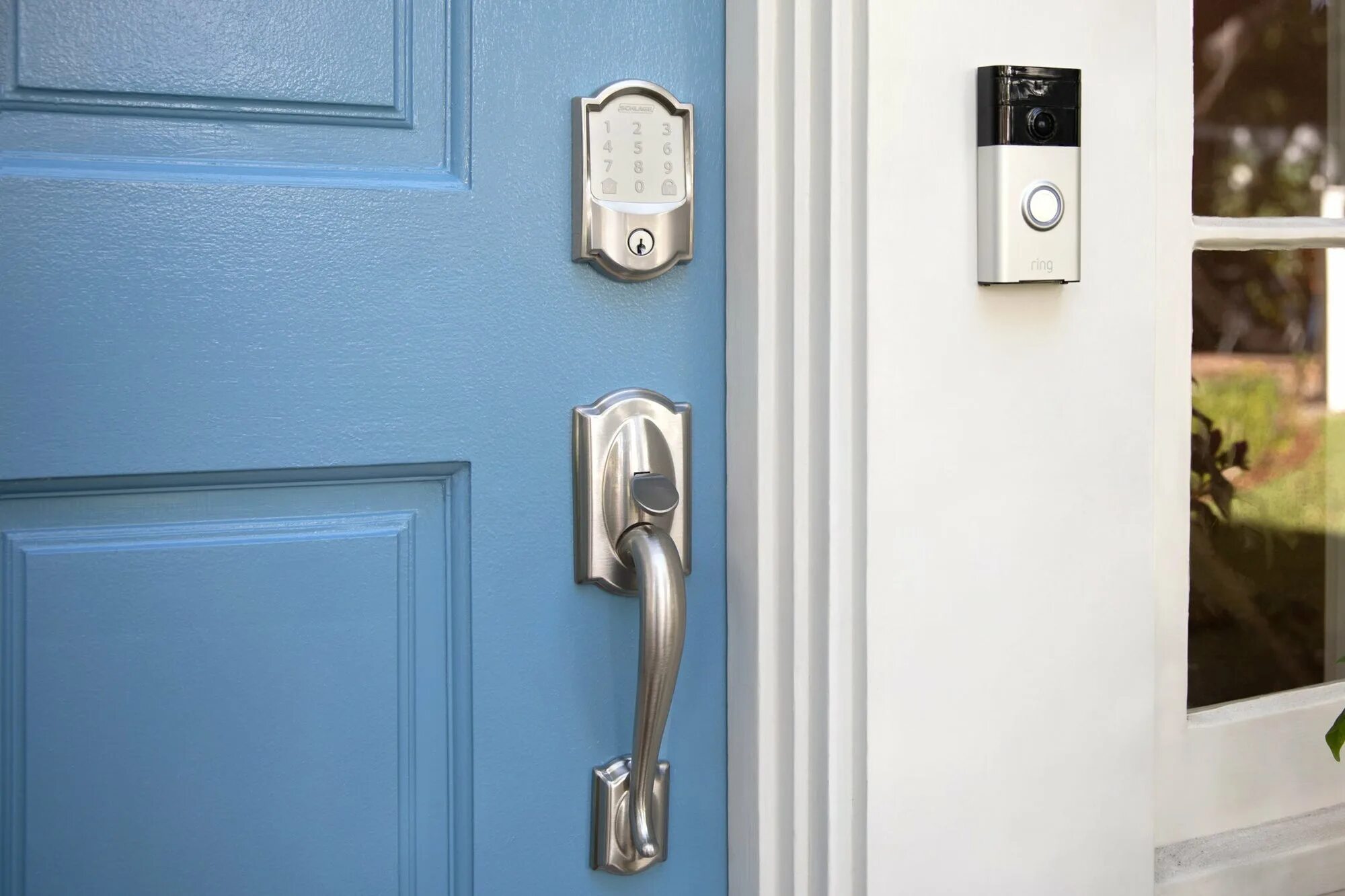 Automatically lock. Ключ в двери. door lock. smart security door lock. schlage.