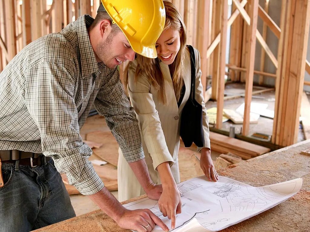 Плотник. Стройка частного дома. Человек строит дом. Крепление имитации бруса на потолок. Выполнение деревянных работ.