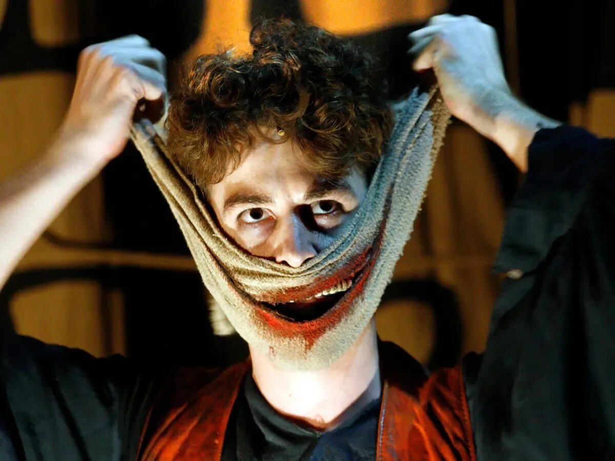 The theatre men. Человек который смеется мюзикл. The Grinning man. Люди смеются в театре.