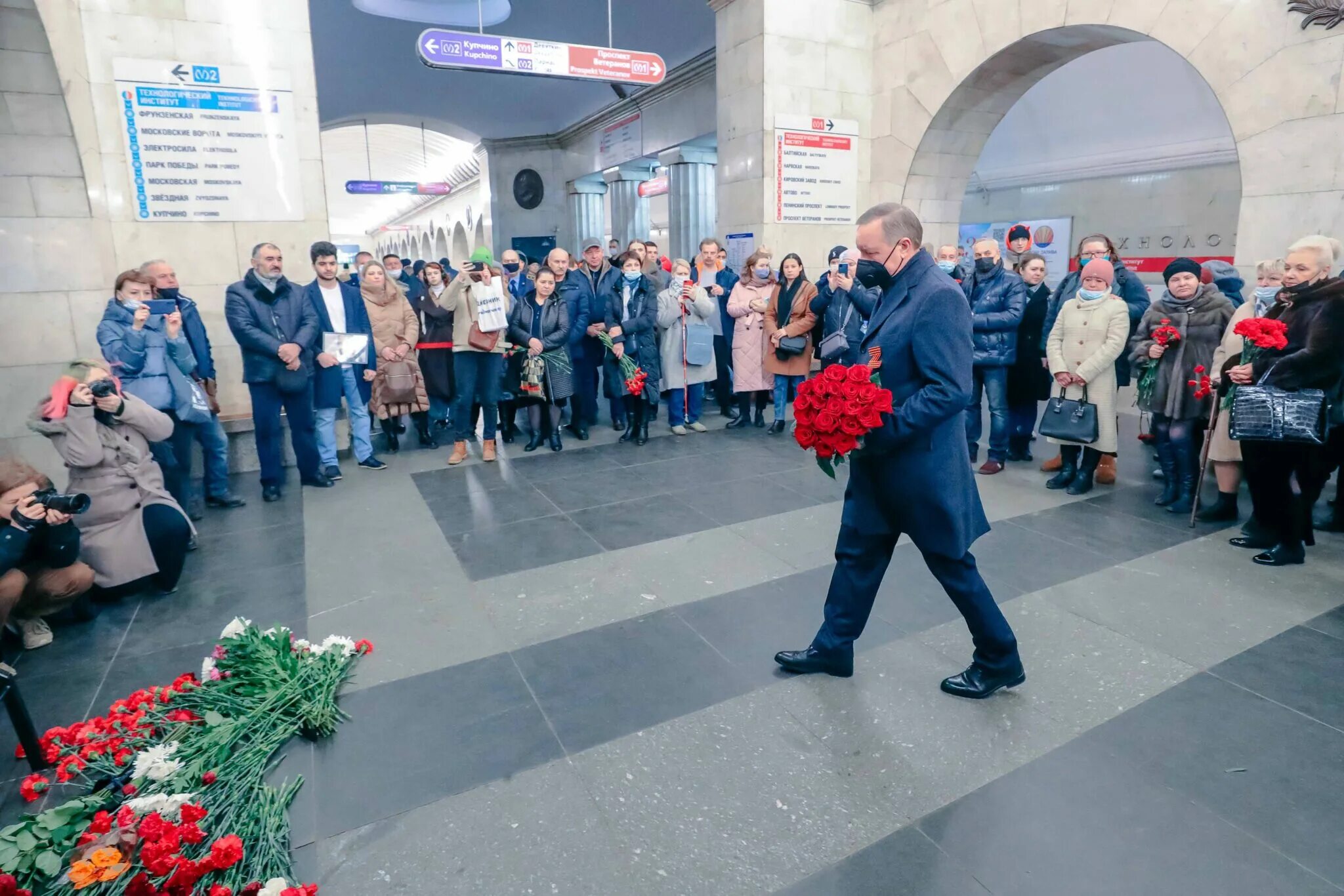 3 Апреля 2017 Санкт-Петербург. 3 Апреля 2017 Санкт-Петербург теракт. 3 Апреля 2017 года в метрополитене Санкт-Петербурга. 3 Апреля 2017 взрыв в метро Санкт-Петербург.