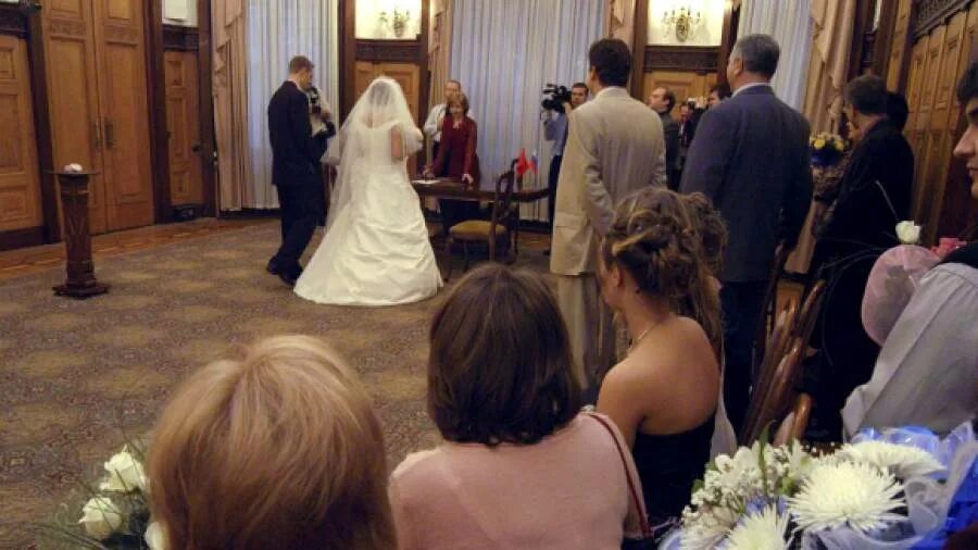 Свадьба малолетних. Дети жених и невеста. Молодая невеста. Девочка невеста. Ранняя свадьба.